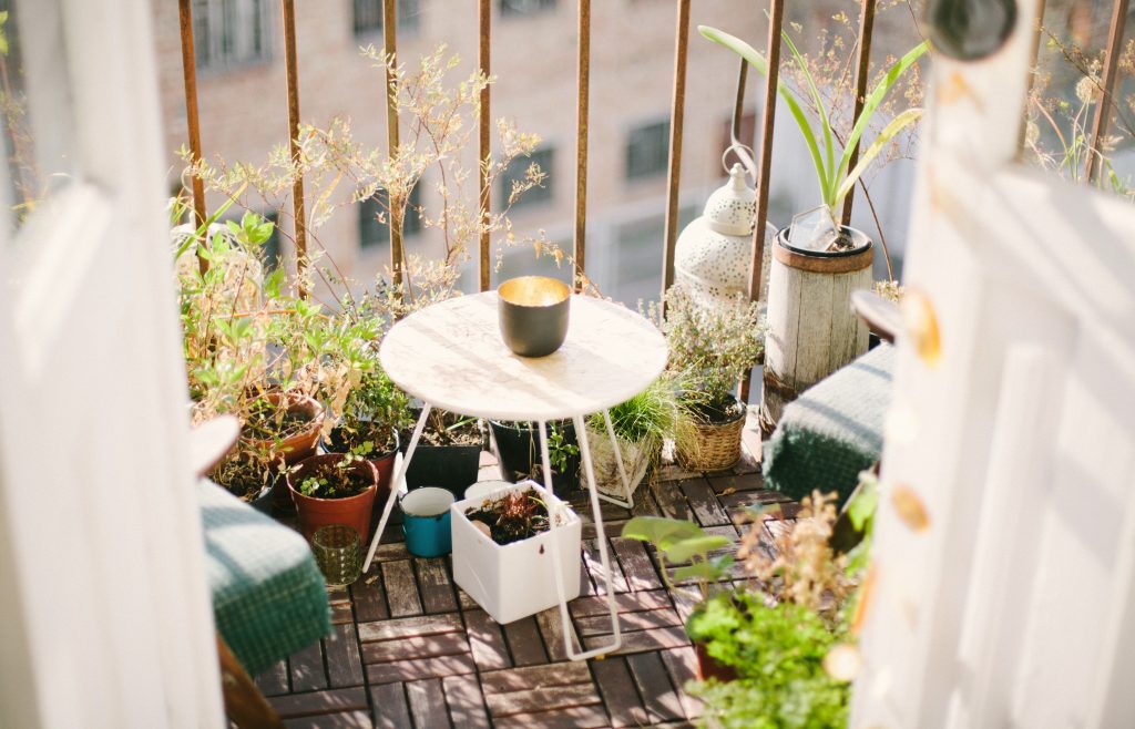Un balcon avec des plantes